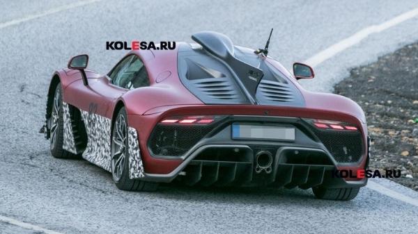 Mercedes-AMG One готовится к премьере: модель в минимальном камуфляже проехалась на камеру