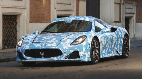 Maserati показала MC20 с открытым верхом: новинку спрятали за маскировкой