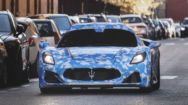 Maserati показала MC20 с открытым верхом: новинку спрятали за маскировкой