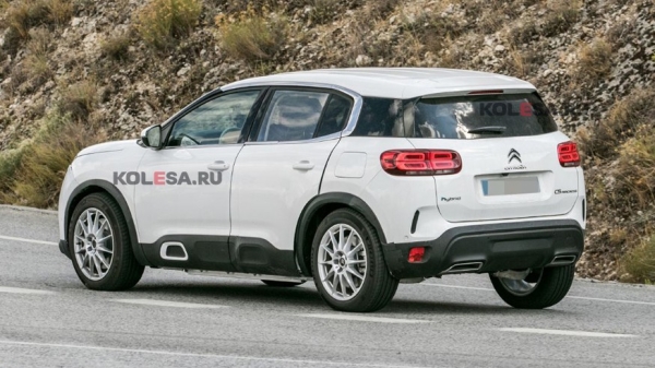 Peugeot тестирует новый кроссовер e-3008 в «теле» Citroën C5 Aircross