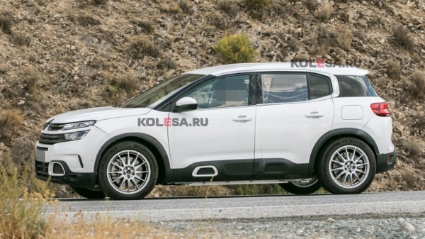 Peugeot тестирует новый кроссовер e-3008 в «теле» Citroën C5 Aircross