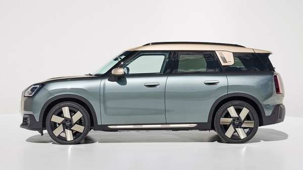 Новые Mini Cooper и Countryman: без хрома, без щитка приборов и с тряпочным салоном